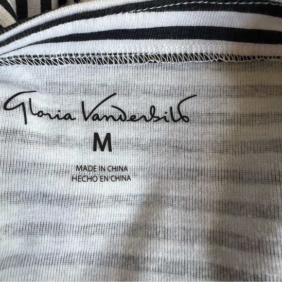 3/$25 💋 Gloria Vanderbilt Black and White Striped Top Size M - Picture 2 of 7